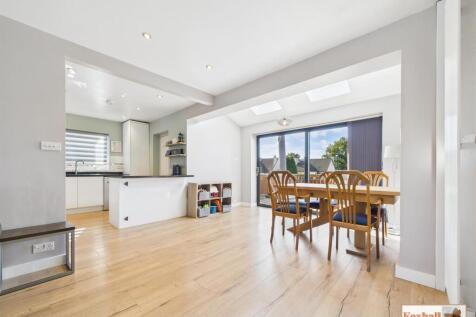 Open Plan Kitchen/ Dining / Living space