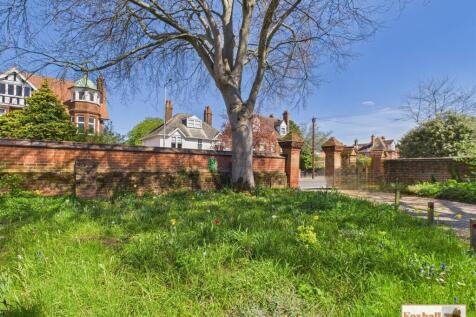 Front Communal Garden / Driveway