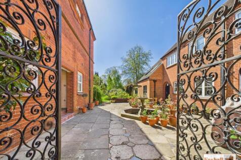 Front Communal Garden / Driveway