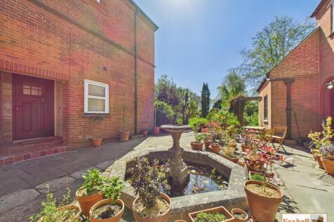 Front Communal Garden / Driveway