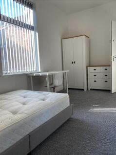 1st floor middle bedroom