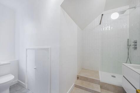 1382749-5-691b422...