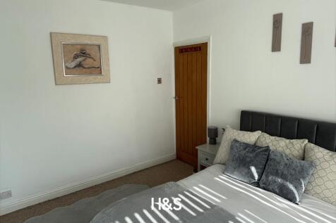 second bedroom 2.jpg