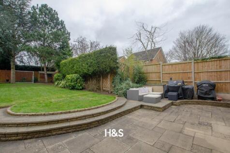 6 Starbold - rear garden 2.jpg