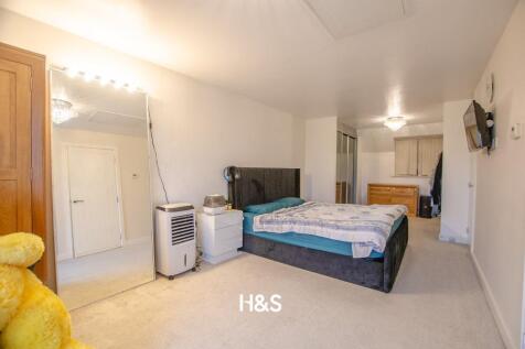 Parkgate mews - bedroom..jpg