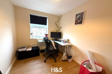 32 Old Dickens Heath Road - bedroom 1.jpg