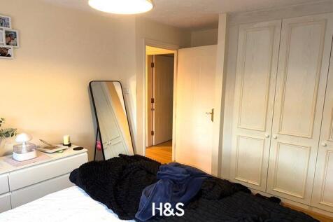 32 Old Dickens Heath Road - bedroom 2.jpg