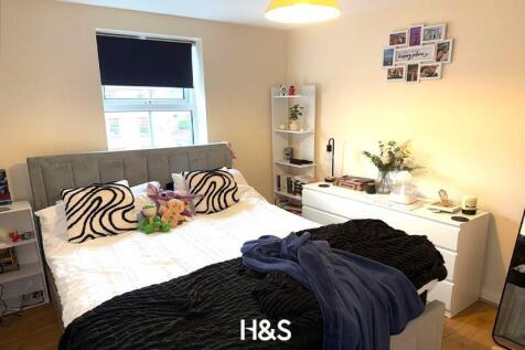32 Old Dickens Heath Road - bedroom.jpg