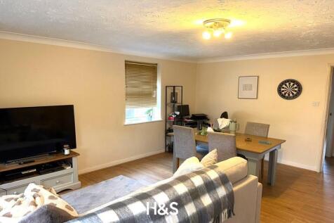 32 Old Dickens Heath Road - lounge 2.jpg