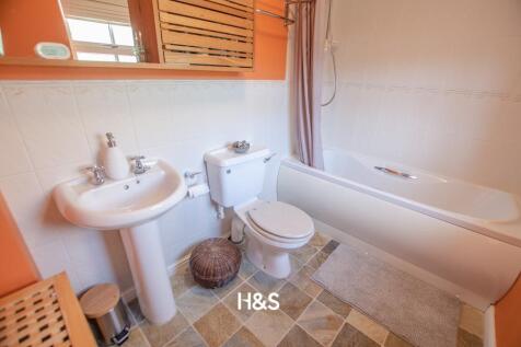 7 packmores - bathroom.jpg