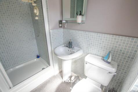 7 packmores - en suite.jpg