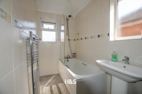 85 Berryfield - bath.jpg