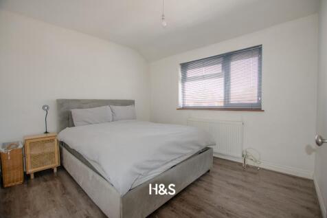 85 Berryfield - bedroom1.jpg