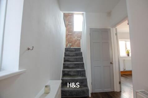 85 Berryfield - hall.jpg
