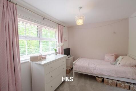 27 Witham - bed2.jpg