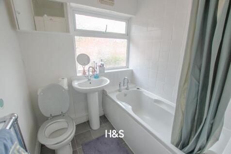 43 Rock Grove - bathroom.jpg