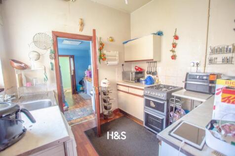 39 Esme Road - kitchen.jpg