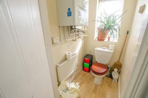 39 Esme Road - wc.jpg