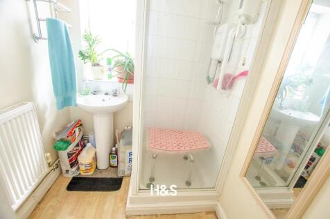 39 Esme Road - shower room.jpg