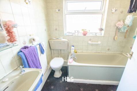 39 Esme Road - bathroom.jpg