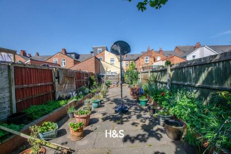 39 Esme Road - rear garden 2.jpg