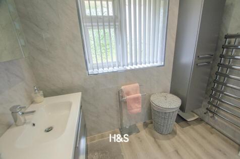 250 Ralph Road - bathroom..jpg