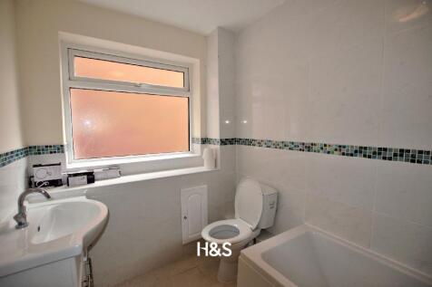 11 Rectory Gardens - Bathroom.jpg
