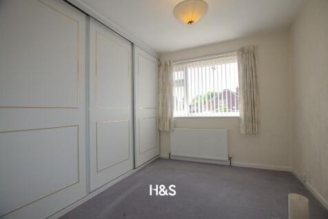 4 Eves Croft - bed1.jpg