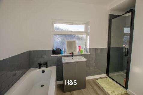 4 arnold road bathroom.jpg