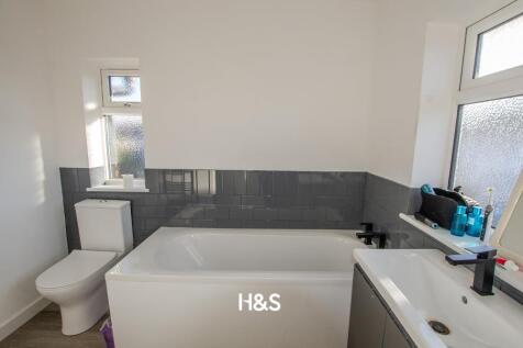 4 arnold road bathroom..jpg