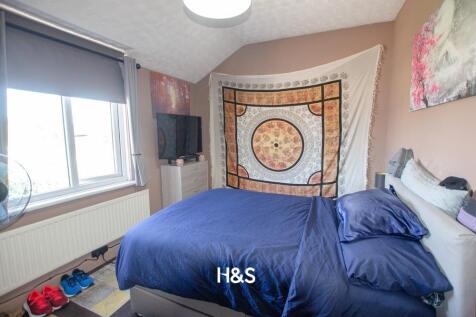 330 Haslucks - bed1.jpg
