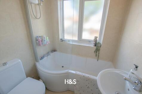 121 Sandgate - bathroom.jpg