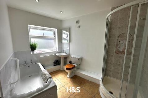 circular road - bathroom 2.jpg