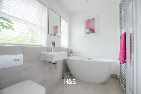 134 starbold - bathroom..jpg