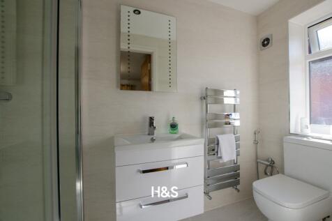 130 Stanway - ensuite.jpg