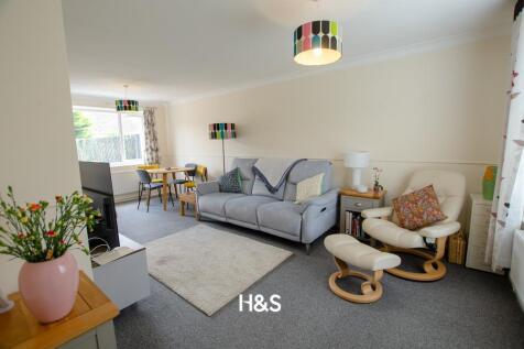 22 Ratcliffe - lounge.jpg