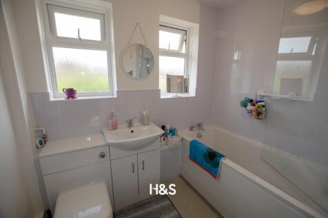 22 Ratcliffe - Bathroom.jpg