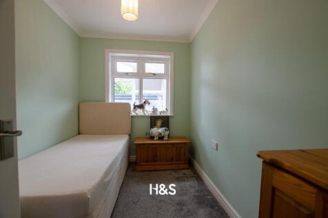 11 Clifton - bed2.jpg