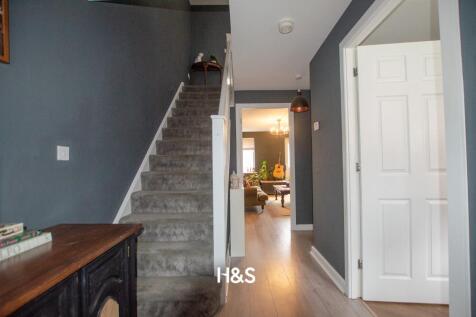 4 Kingfisher Way - Hall.jpg