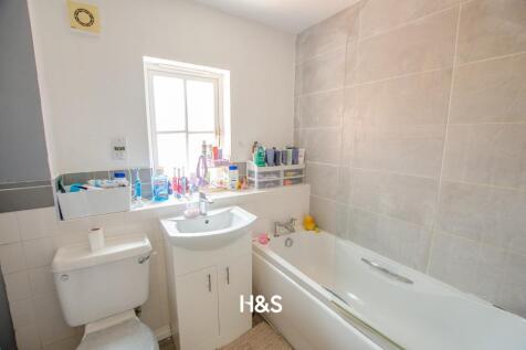 38 anchor lane - bathroom.jpg