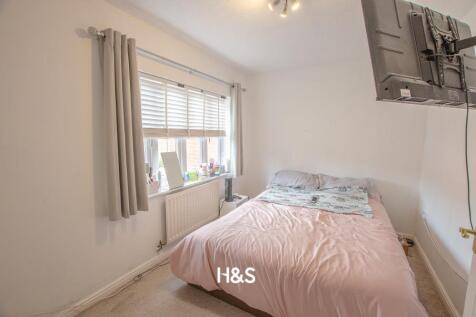 38 anchor lane - bedroom..jpg