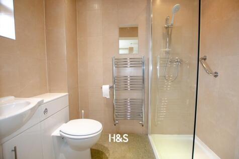 4 Falkwood - ensuite.jpg