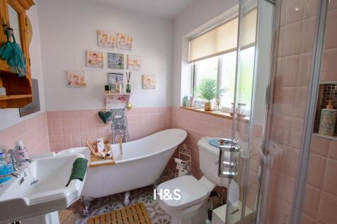 27 Hanbury - bathroom.jpg