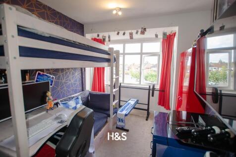 27 Hanbury - bed2.jpg