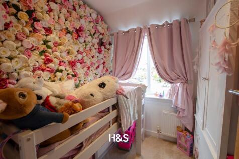 27 Hanbury - bed3.jpg