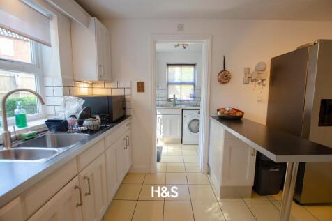 215 Dickens Heath Road -kitch2.jpg