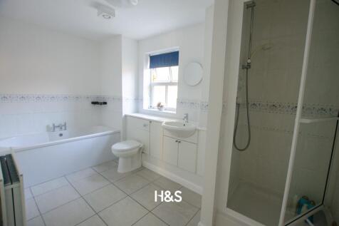 215 Dickens Heath Road - bath.jpg