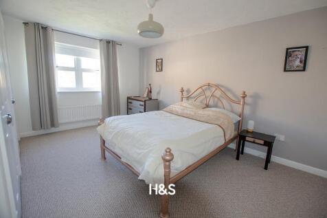215 Dickens Heath Road - bed2.jpg