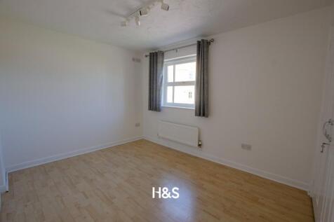 215 Dickens Heath Road - bed4.jpg