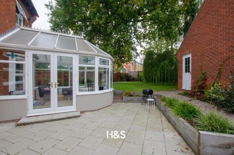 215 Dickens Heath - garden2.jpg